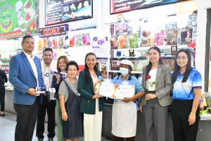 รับมอบป้ายรับรองมาตรฐานสุขาภิบาลอาหาร