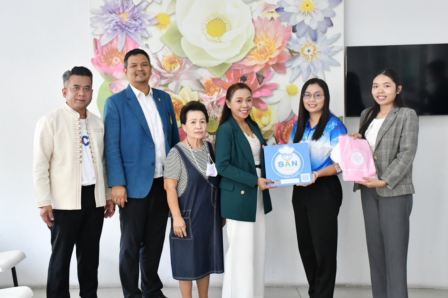 รับมอบป้ายรับรองมาตรฐานสุขาภิบาลอาหาร