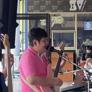 วงดนตรีผู้พิการทางสายตา  เปิดทำการแสดง ร้องเพลง สร้างบรรยากาศผ่อนคลายในโรงอาหารกลาง มทร.ธัญบุรี