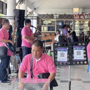 วงดนตรีผู้พิการทางสายตา  เปิดทำการแสดง ร้องเพลง สร้างบรรยากาศผ่อนคลายในโรงอาหารกลาง มทร.ธัญบุรี
