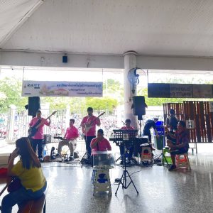 วงดนตรีผู้พิการทางสายตา  เปิดทำการแสดง ร้องเพลง สร้างบรรยากาศผ่อนคลายในโรงอาหารกลาง มทร.ธัญบุรี