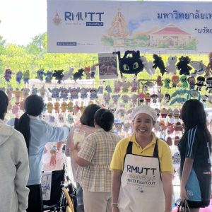 สำนักจัดการทรัพย์สิน มทร.ธัญบุรี ได้สนับสนุนพื้นที่ให้แก่ผู้พิการและครอบครัวของผู้พิการจำหน่ายสินค้าเพื่อหารายได้เลี้ยงชีพ