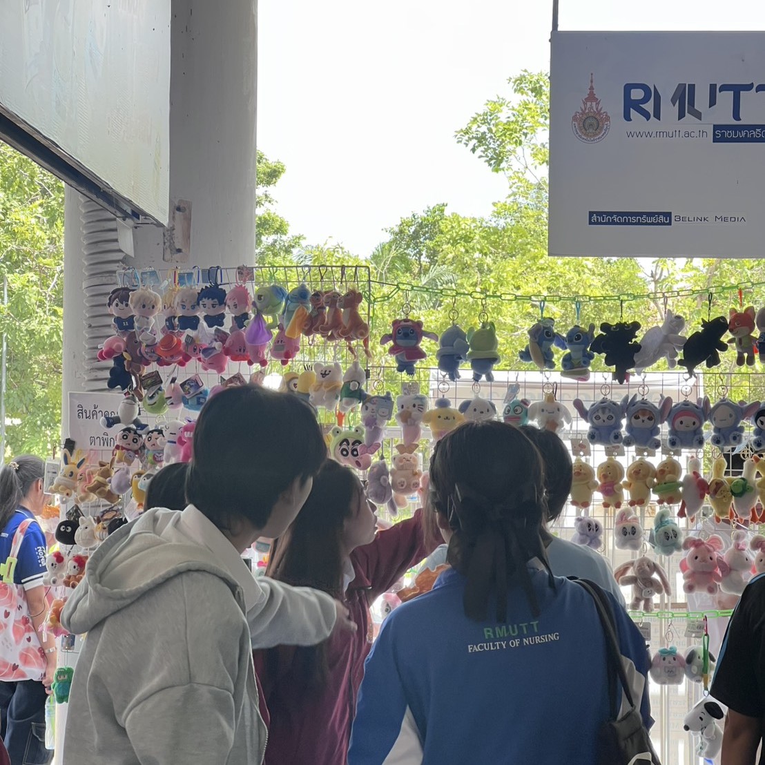 สำนักจัดการทรัพย์สิน มทร.ธัญบุรี ได้สนับสนุนพื้นที่ให้แก่ผู้พิการและครอบครัวของผู้พิการจำหน่ายสินค้าเพื่อหารายได้เลี้ยงชีพ