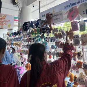 สำนักจัดการทรัพย์สิน มทร.ธัญบุรี ได้สนับสนุนพื้นที่ให้แก่ผู้พิการและครอบครัวของผู้พิการจำหน่ายสินค้าเพื่อหารายได้เลี้ยงชีพ