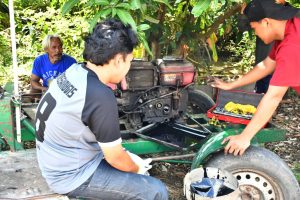 นศ.วิศวเกษตร มทร.ธัญบุรี บริการถ่ายน้ำมันเครื่องยนต์เกษตร