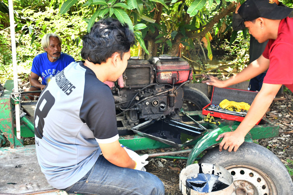 นศ.วิศวเกษตร มทร.ธัญบุรี บริการถ่ายน้ำมันเครื่องยนต์เกษตร