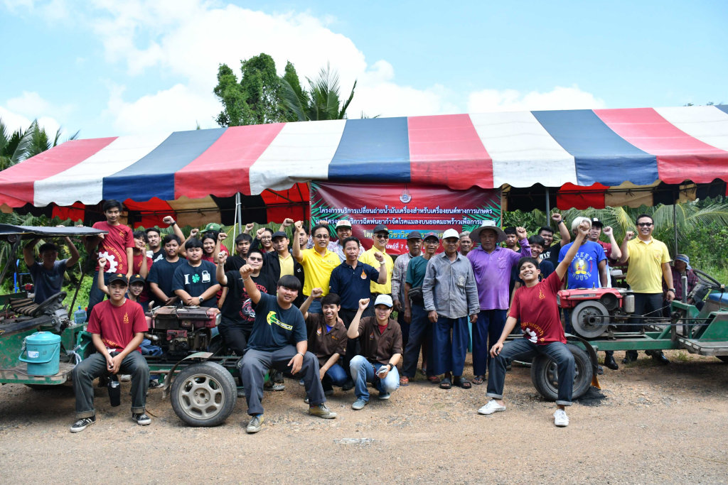 นศ.วิศวเกษตร มทร.ธัญบุรี บริการถ่ายน้ำมันเครื่องยนต์เกษตร