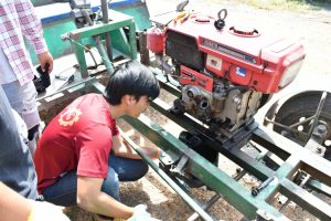 นศ.วิศวเกษตร มทร.ธัญบุรี บริการถ่ายน้ำมันเครื่องยนต์เกษตร
