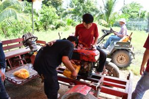 นศ.วิศวเกษตร มทร.ธัญบุรี บริการถ่ายน้ำมันเครื่องยนต์เกษตร