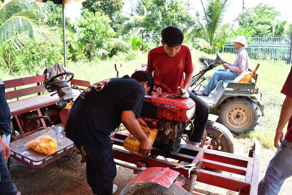 นศ.วิศวเกษตร มทร.ธัญบุรี บริการถ่ายน้ำมันเครื่องยนต์เกษตร