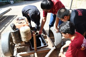 นศ.วิศวเกษตร มทร.ธัญบุรี บริการถ่ายน้ำมันเครื่องยนต์เกษตร